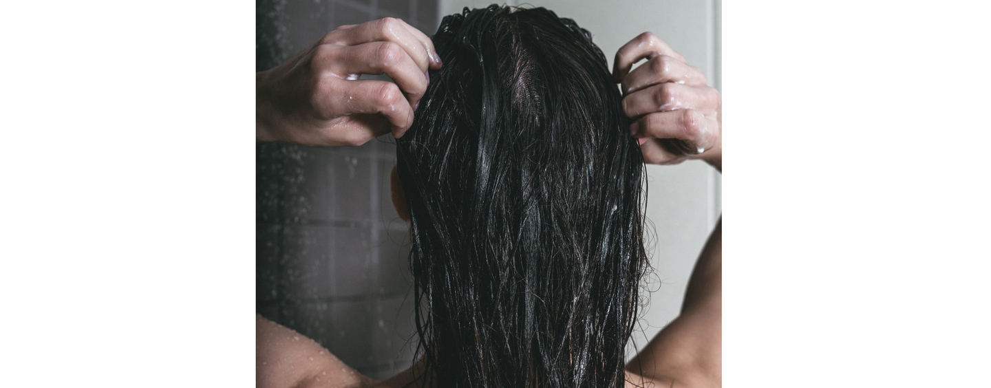 Nourishing wet hair during shower routine